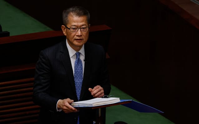 【公務員改革】香港、公務員1万人分の役職削減へ　不動産不況で歳入減
